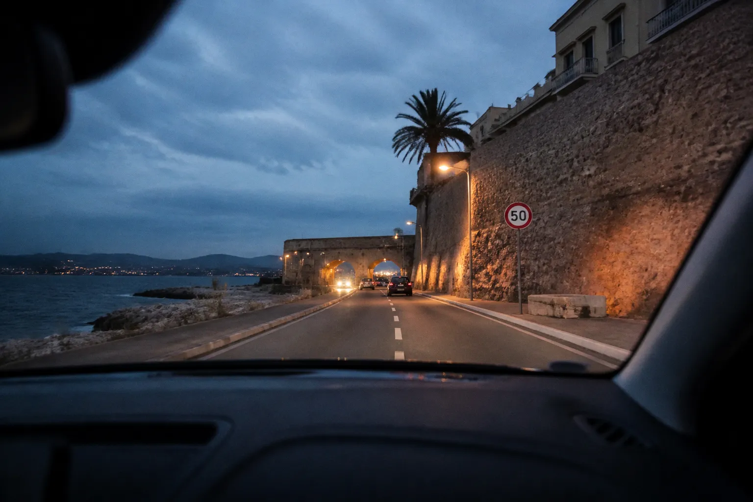 Location de voiture à Antibes : le guide pratique