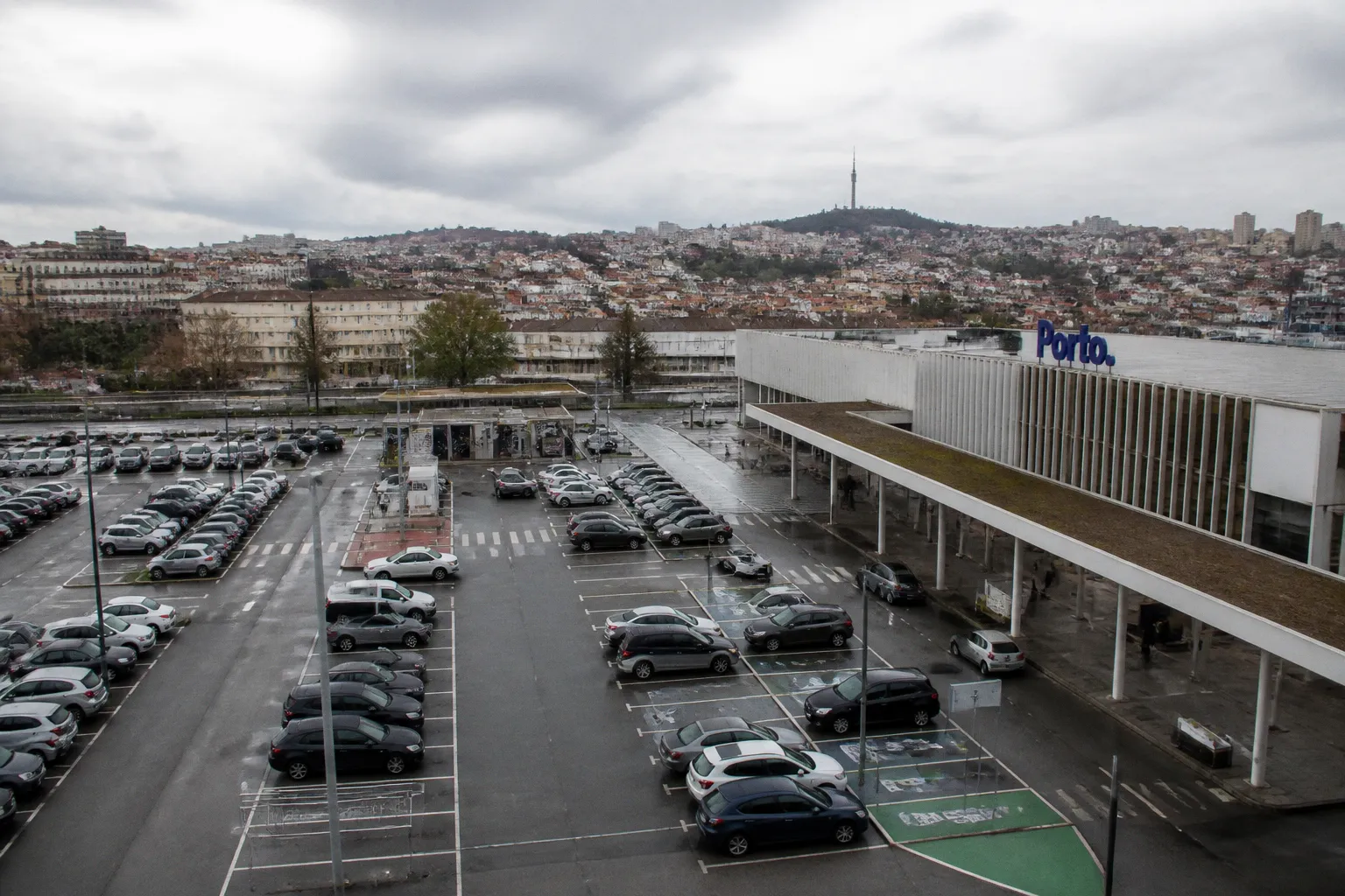 Louer une voiture à Porto : guide pratique et pièges à éviter