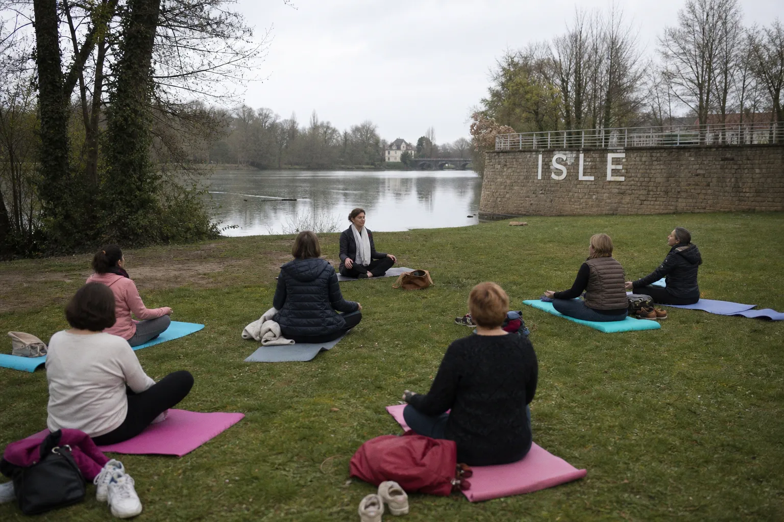 Sophrologie en plein air à Isle : une méthode naturelle pour réguler votre stress